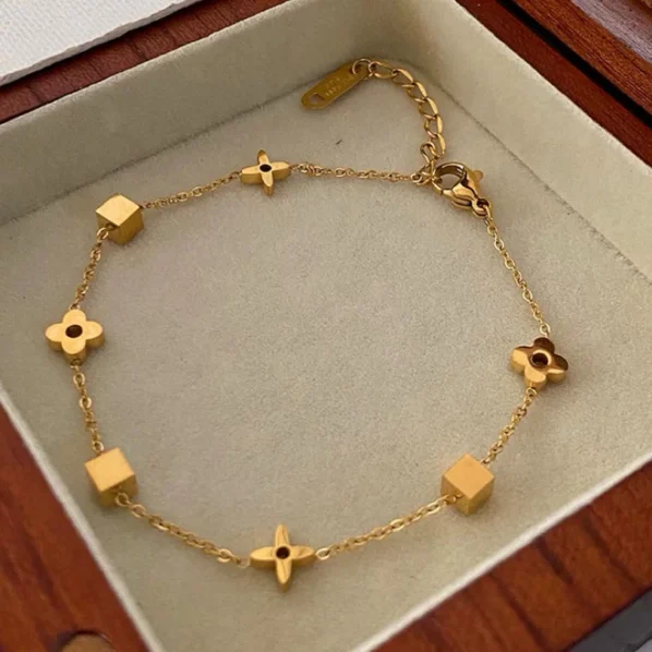 High-End Geometric Small Square Flower Bracelet for Women, Titanium Steel, Non-Fading, Four-Leaf Clover