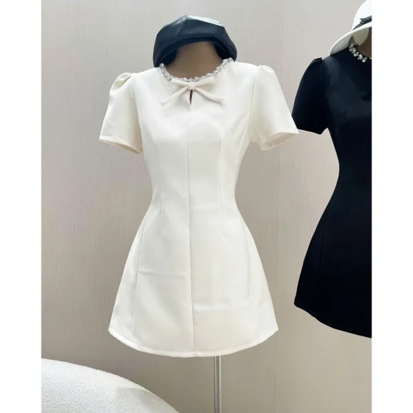 【Carin Dress】ビジューネック＆リボンタイ パフスリーブ フレアミニドレス (ホワイト / ブラック)