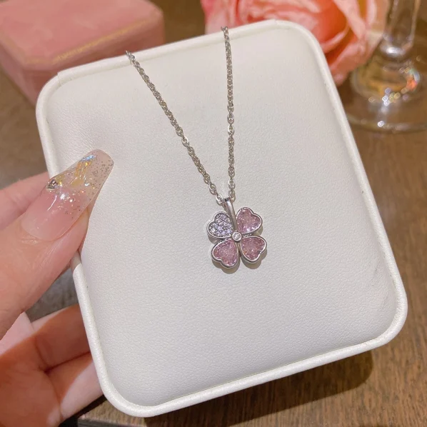 【桜ピンクジルコニア】四つ葉のクローバー ペンダントネックレス (変色防止加工 / ギフトBOX付き)